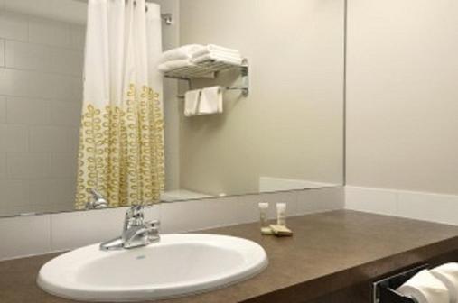 Super 8 by Wyndham Innisfail Bagian luar foto